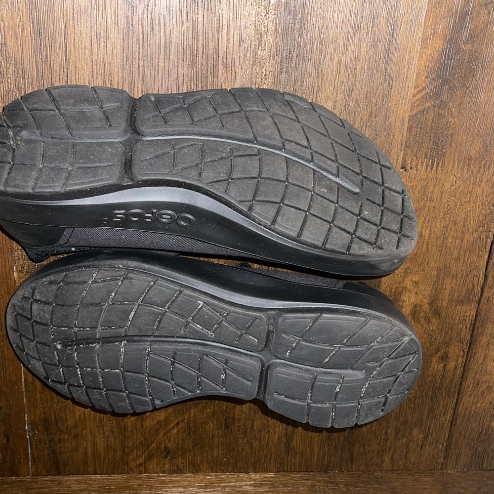 Black size 10 OOFOS slip on - Picture 6 of 8